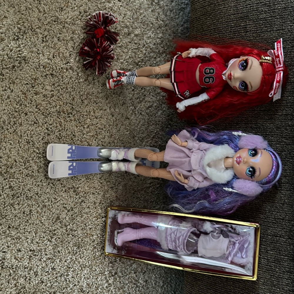 Rainbow High Winter Break Violet Willow and Ruby Anderson Red Cheer Pom Doll